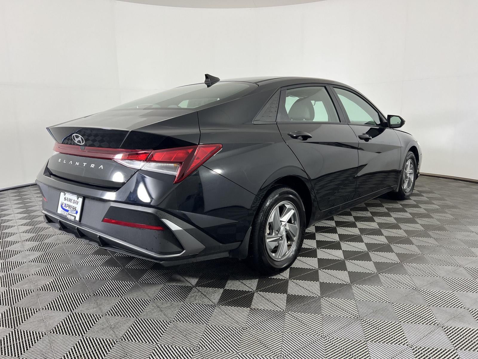 2024 Hyundai ELANTRA SE
