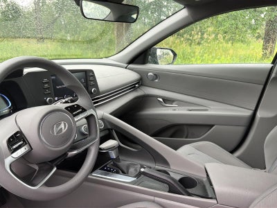 2024 Hyundai ELANTRA SE
