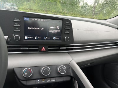 2024 Hyundai ELANTRA SE