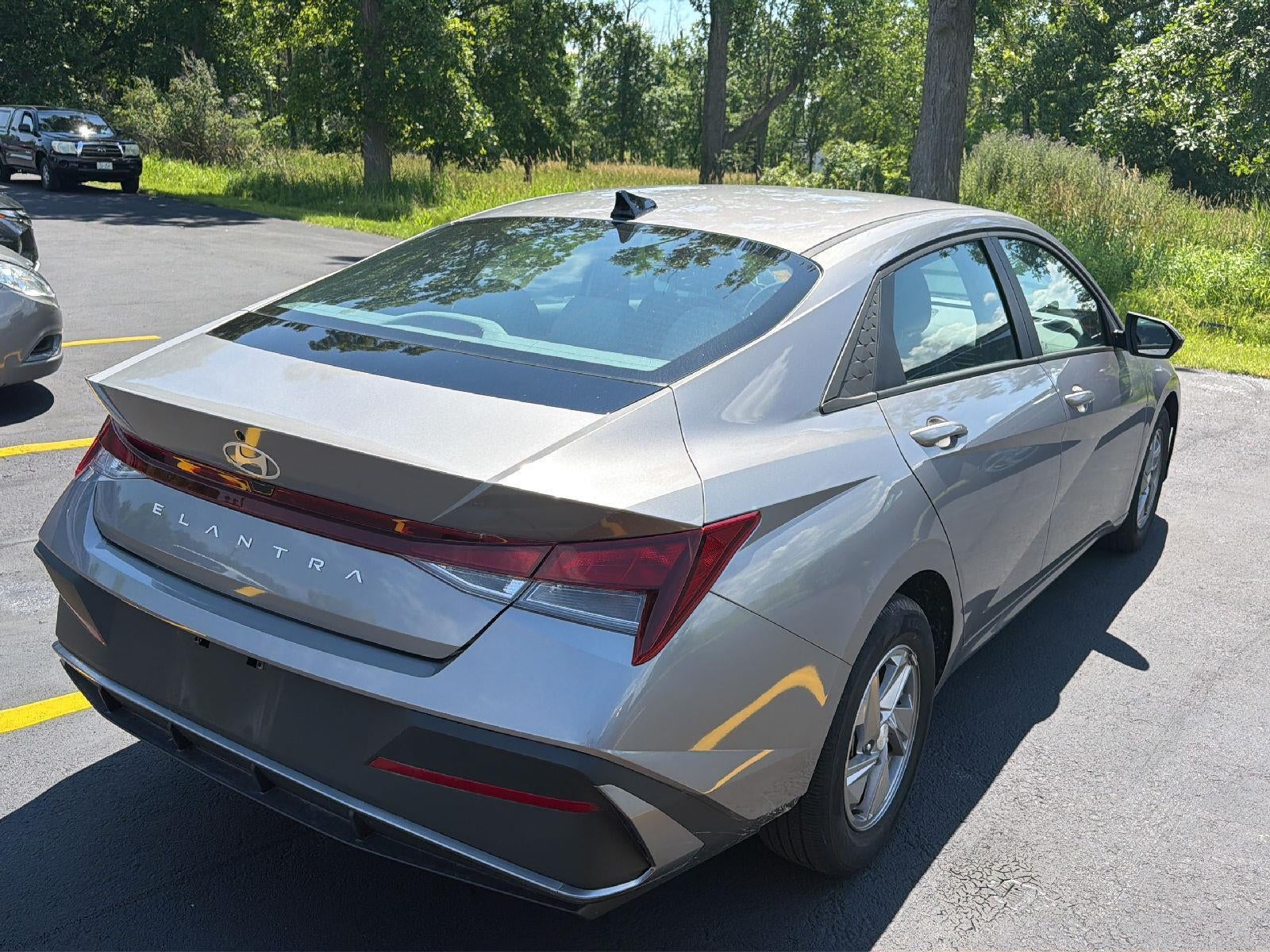 2024 Hyundai ELANTRA SE