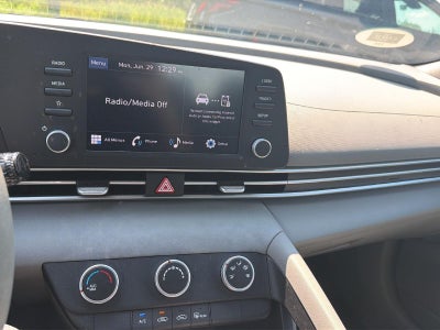 2024 Hyundai ELANTRA SE