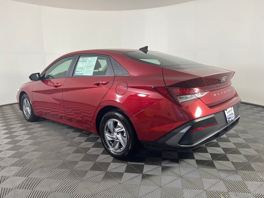2024 Hyundai ELANTRA SE