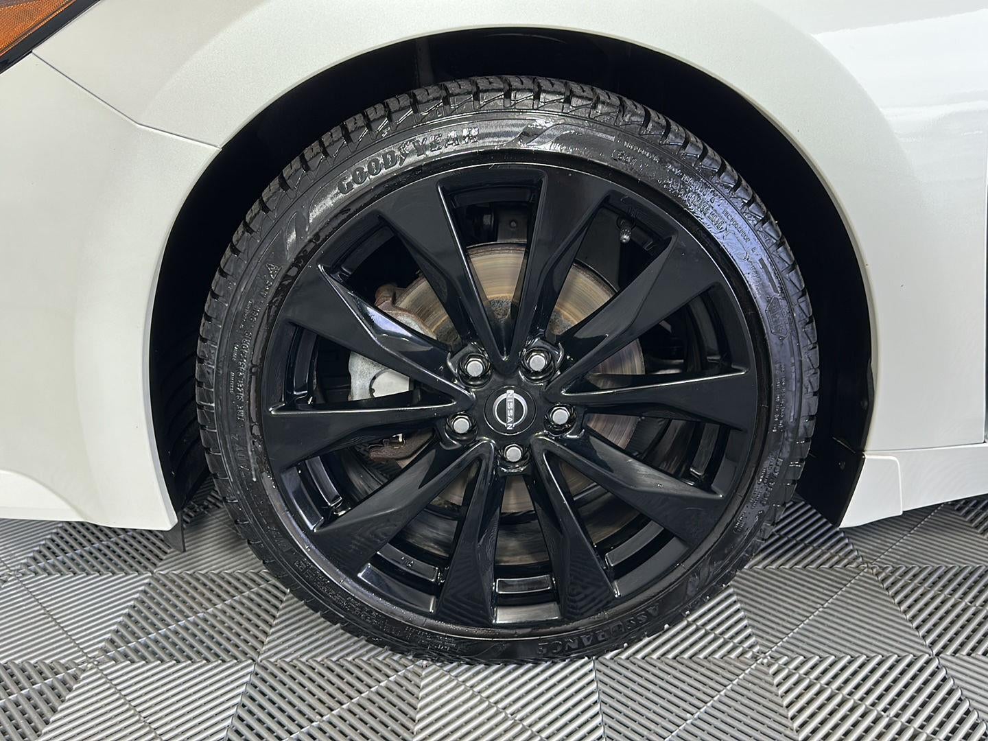 2023 Nissan Maxima SR