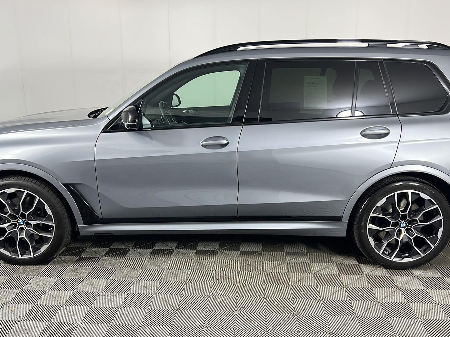 2025 BMW X7 M60i