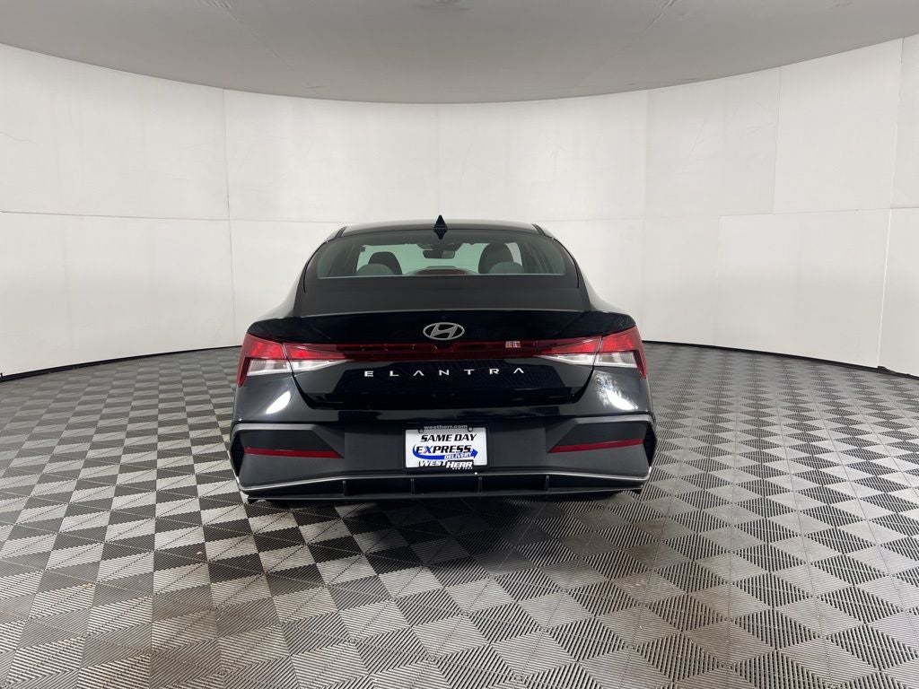2024 Hyundai ELANTRA SE