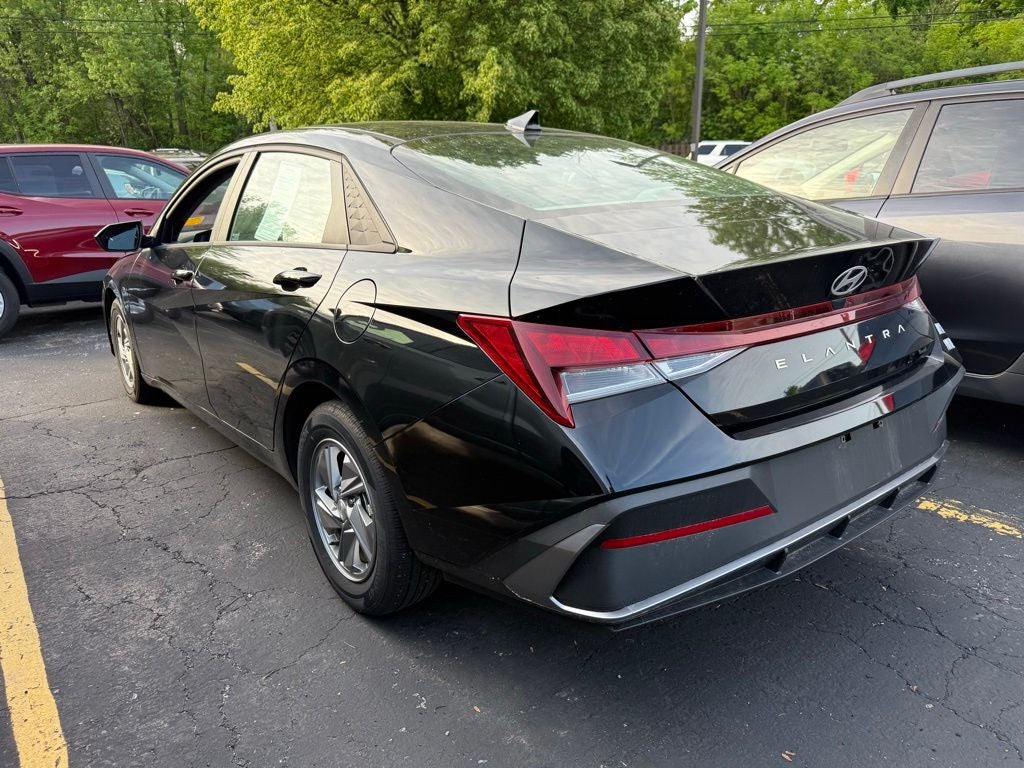 2024 Hyundai ELANTRA SE