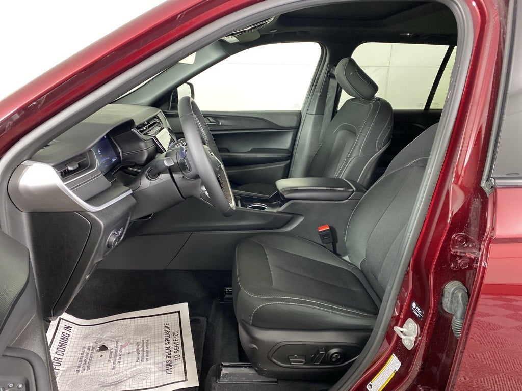 2025 Jeep Grand Cherokee Base