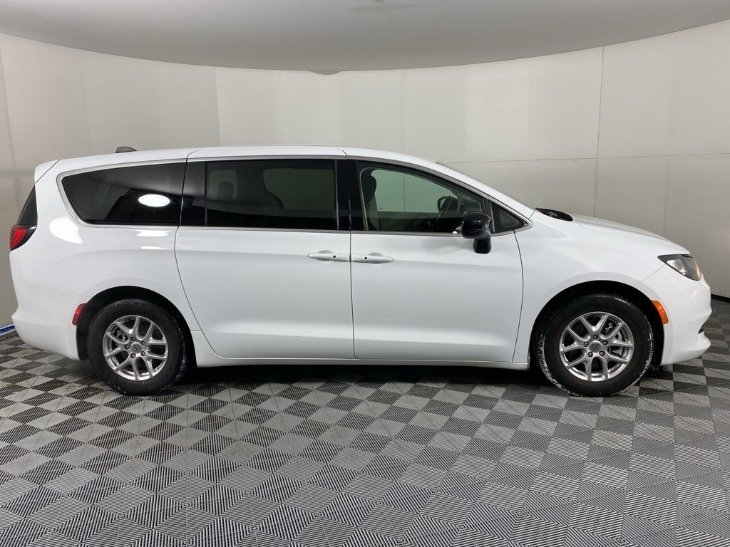 2024 Chrysler Voyager LX