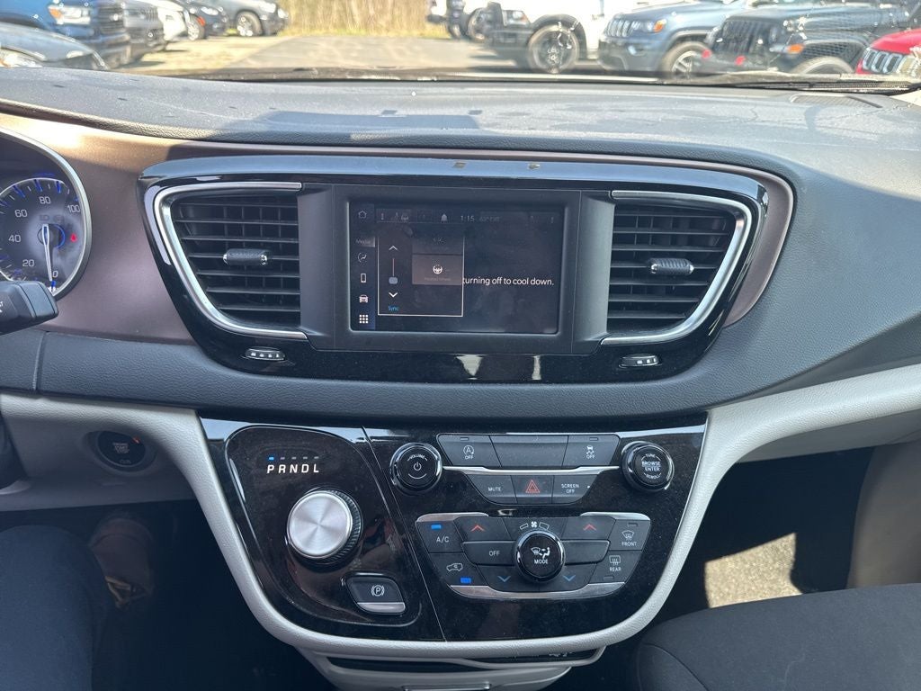 2023 Chrysler Voyager LX