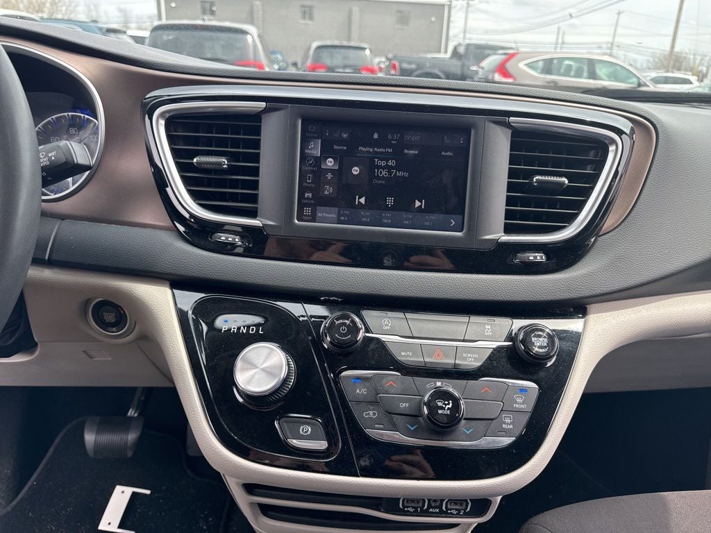 2023 Chrysler Voyager LX