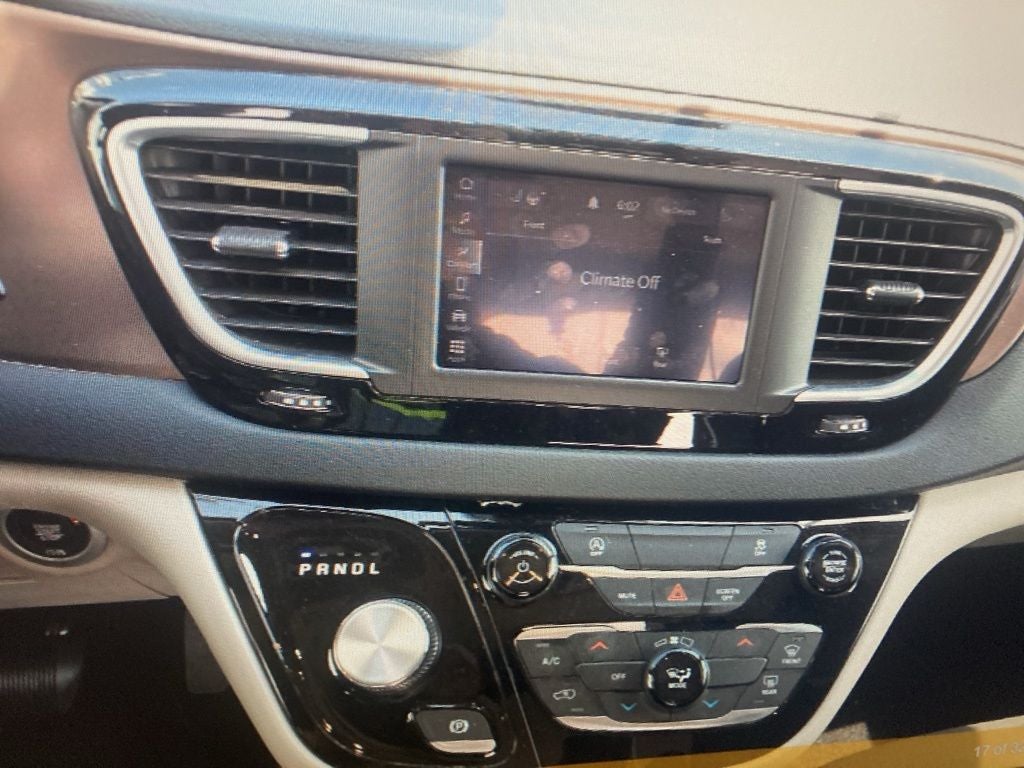 2023 Chrysler Voyager LX