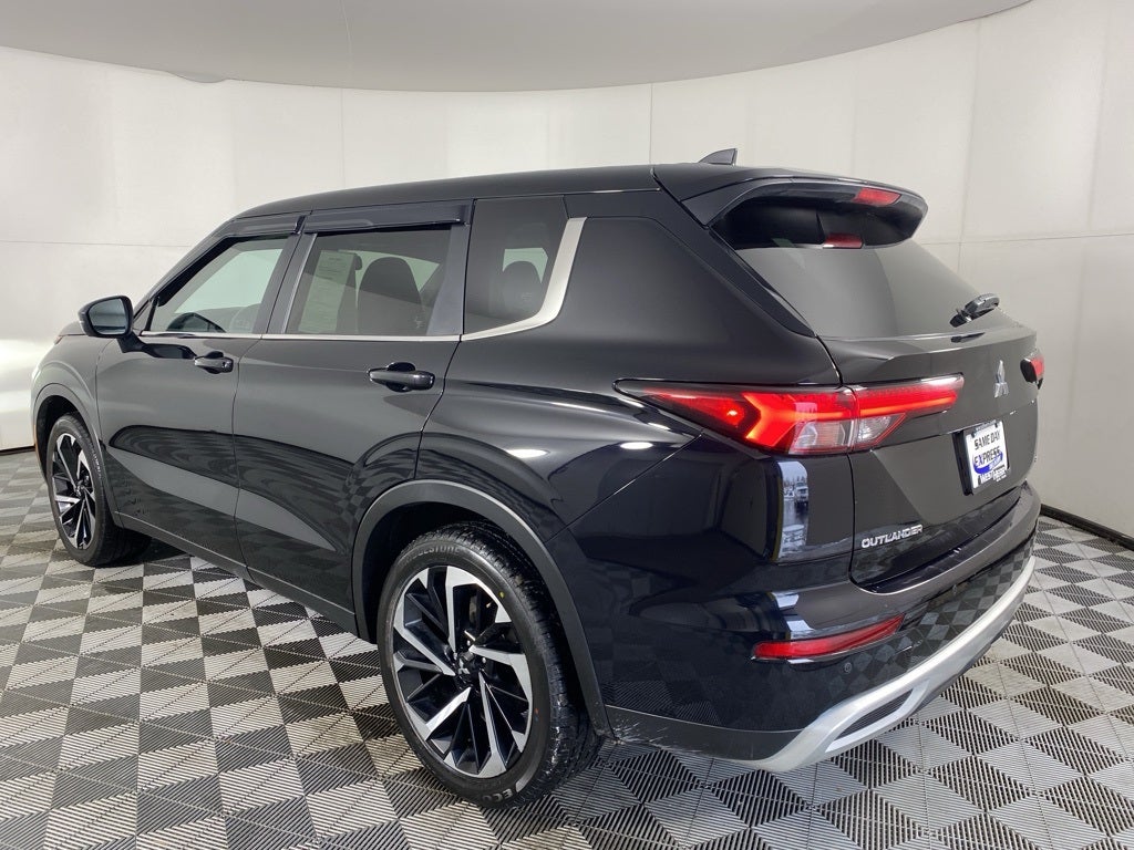 2024 Mitsubishi Outlander Base