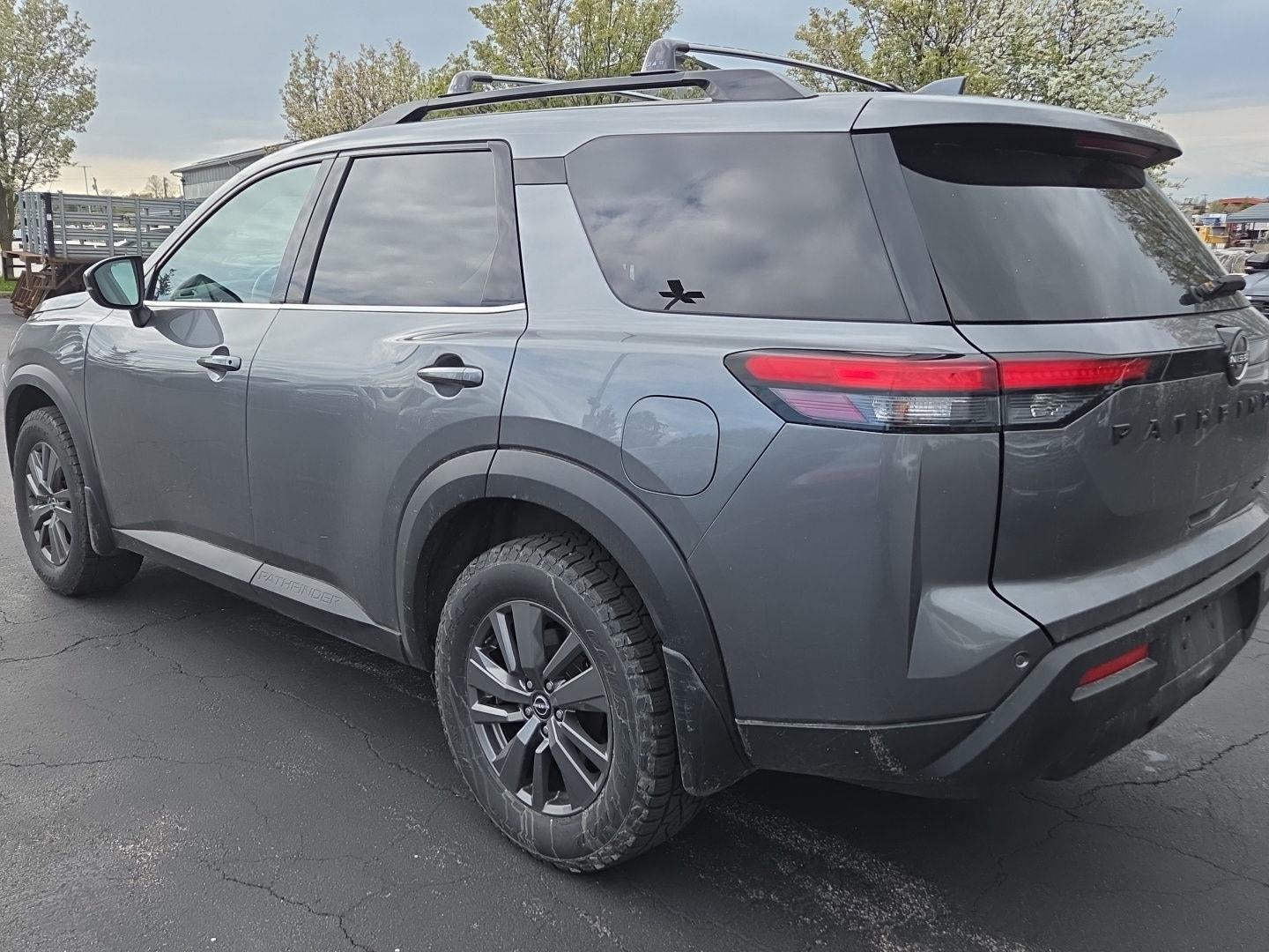 2022 Nissan Pathfinder SV