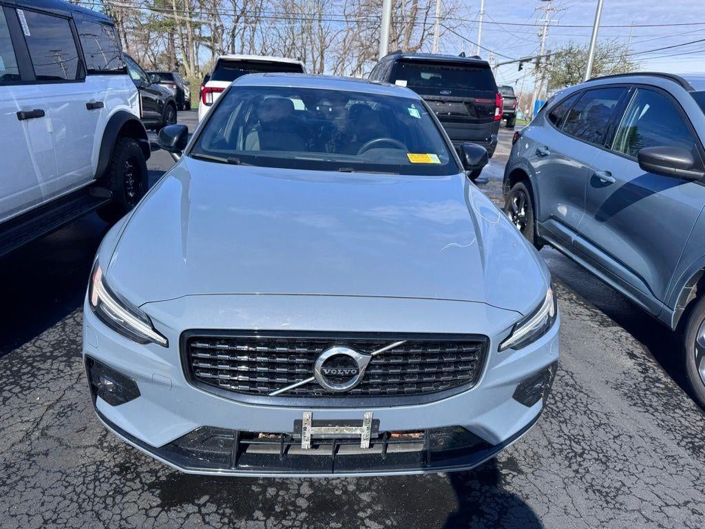 2022 Volvo S60 B5 R-Design