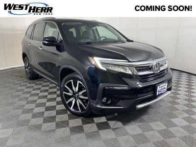 2022 Honda Pilot Touring w/Rear Captain's Chairs