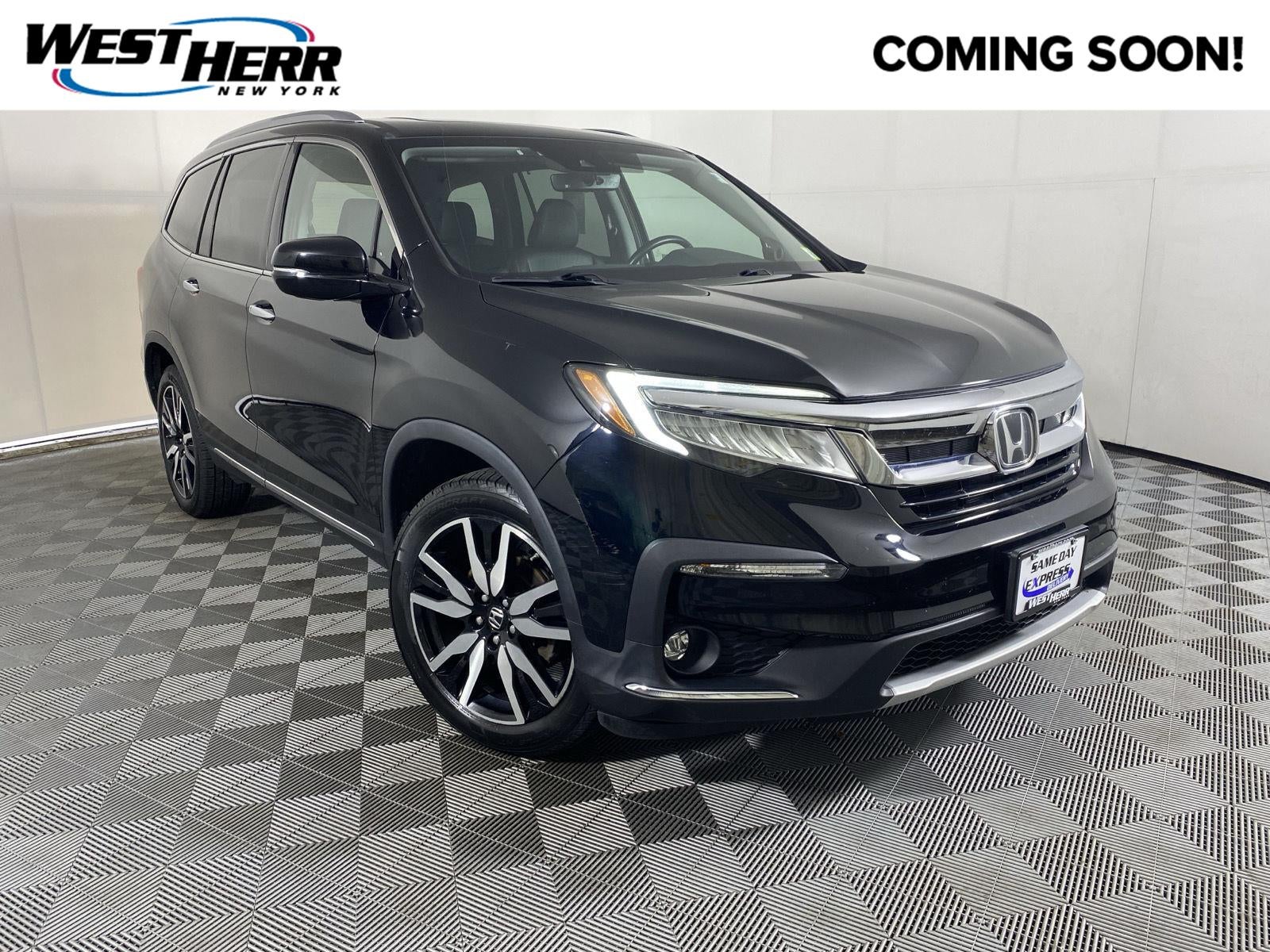 2022 Honda Pilot Touring w/Rear Captain's Chairs