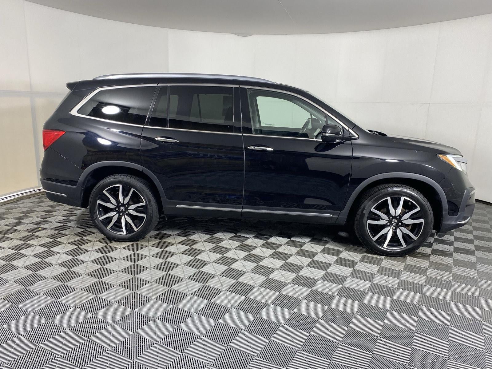 2022 Honda Pilot Touring w/Rear Captain's Chairs
