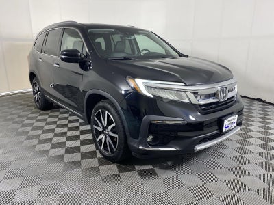 2022 Honda Pilot Touring w/Rear Captain's Chairs