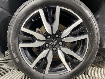 2022 Honda Pilot Touring w/Rear Captain's Chairs
