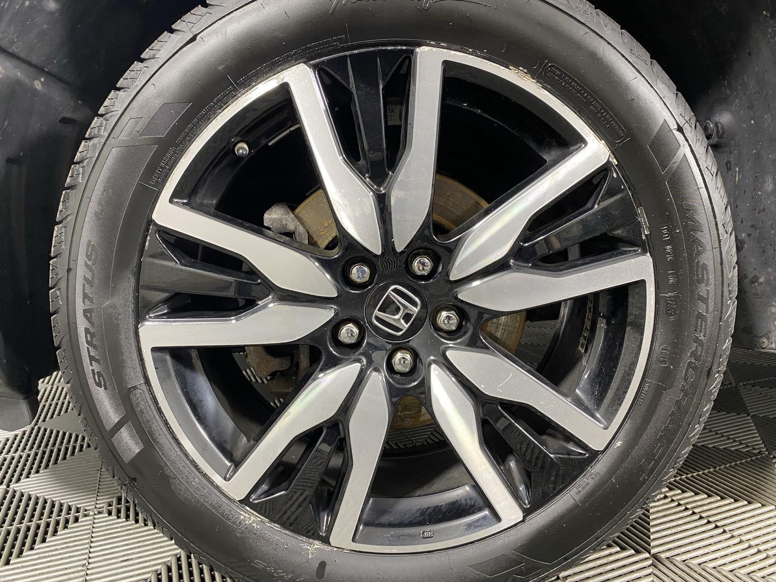 2022 Honda Pilot Touring w/Rear Captain's Chairs
