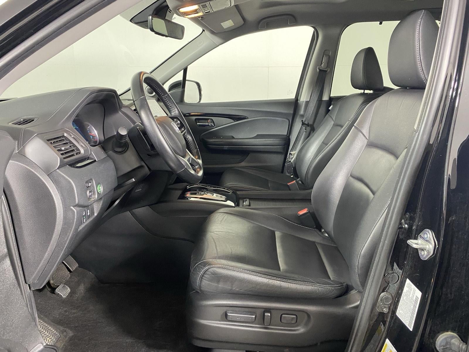 2022 Honda Pilot Touring w/Rear Captain's Chairs