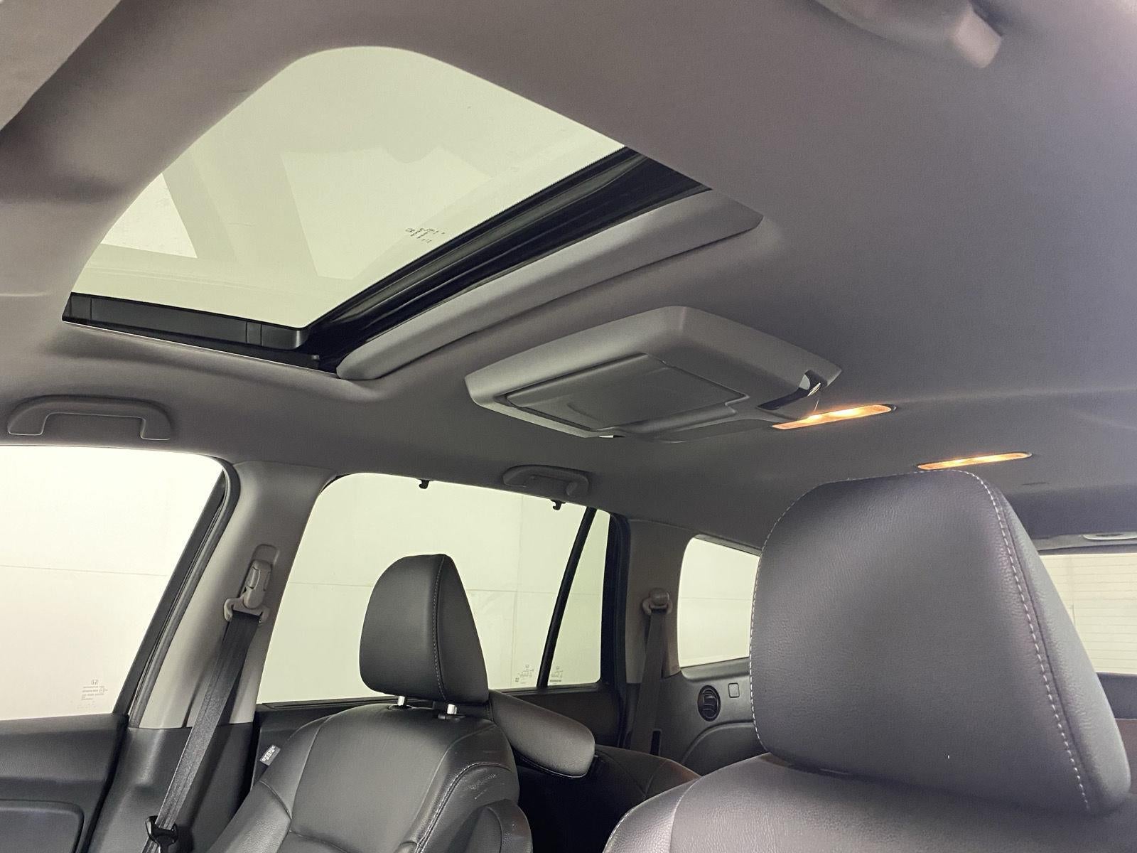2022 Honda Pilot Touring w/Rear Captain's Chairs