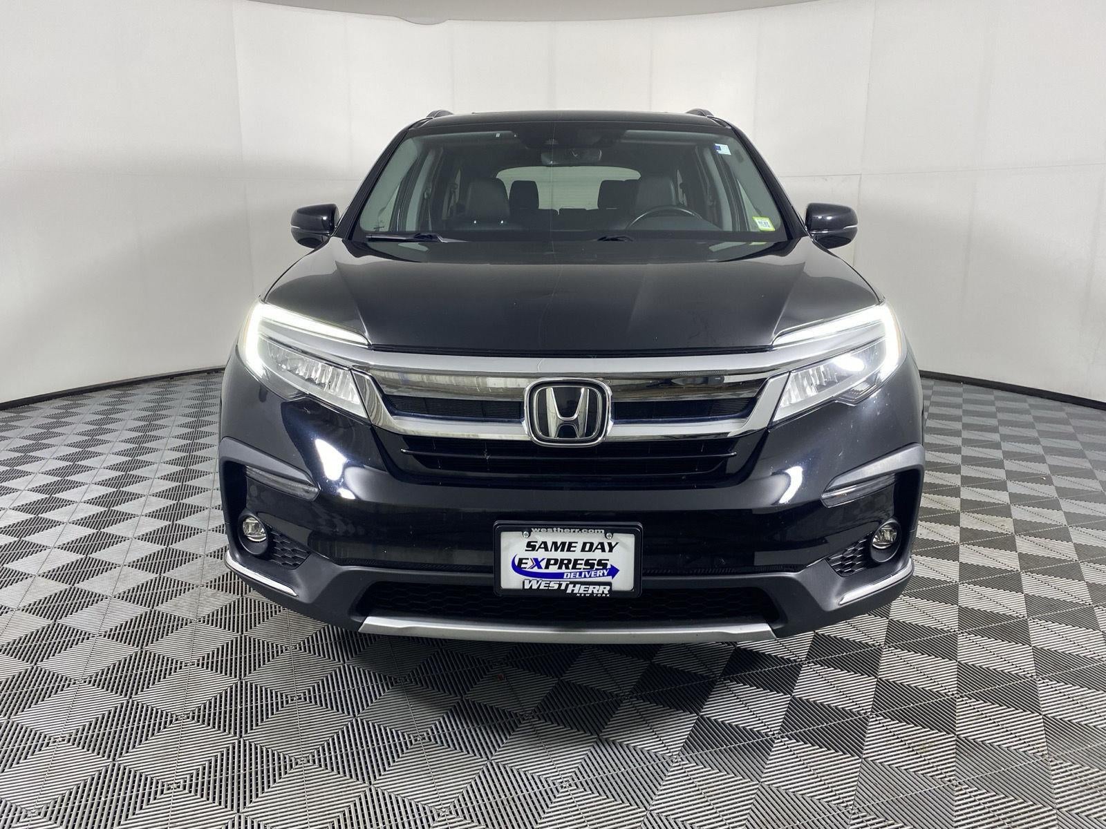 2022 Honda Pilot Touring w/Rear Captain's Chairs