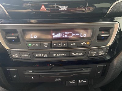 2022 Honda Pilot Touring w/Rear Captain's Chairs