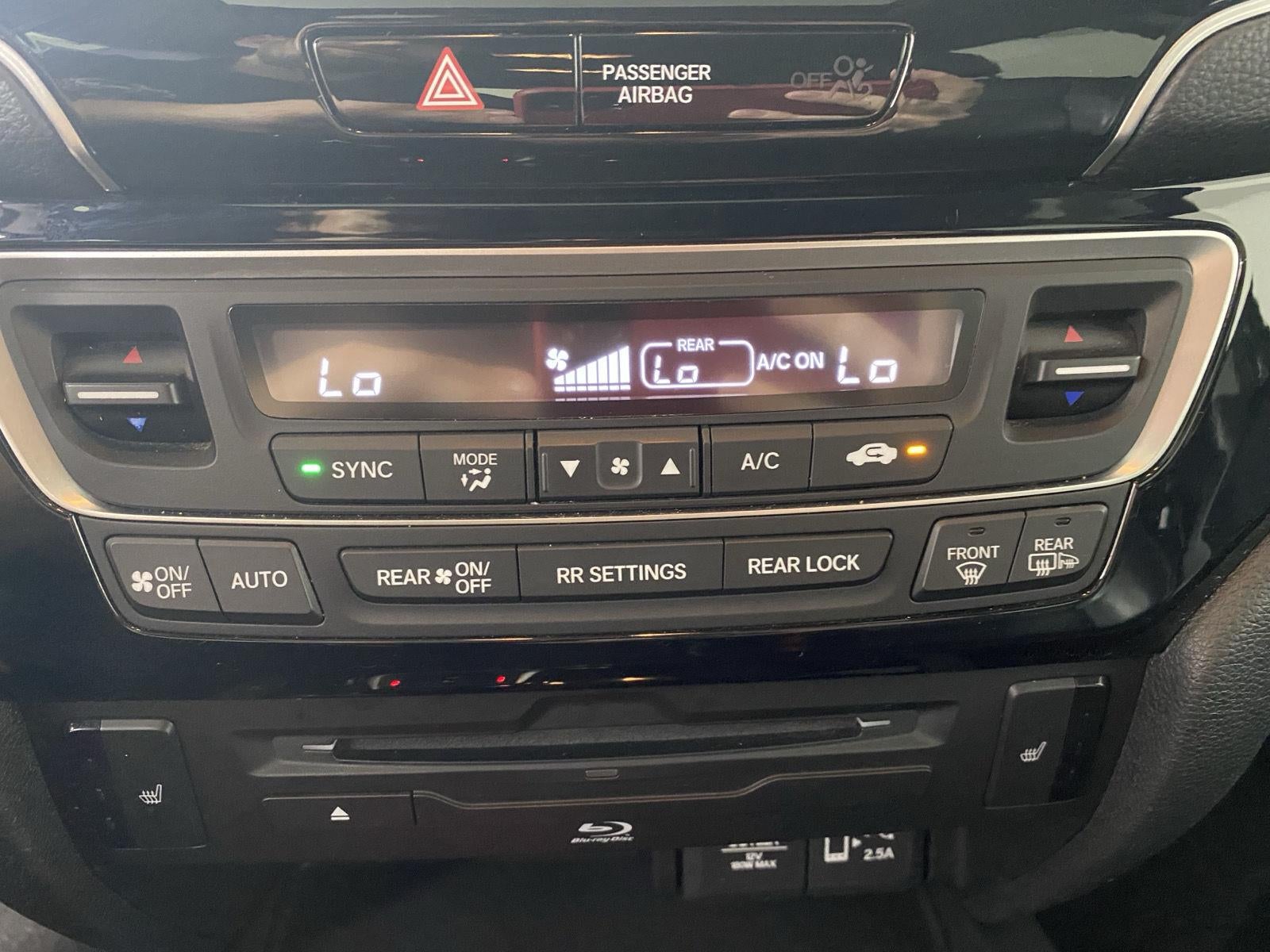 2022 Honda Pilot Touring w/Rear Captain's Chairs