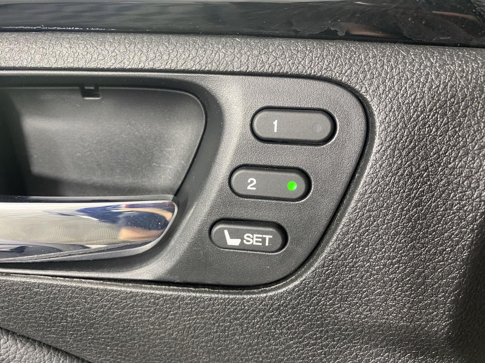 2022 Honda Pilot Touring w/Rear Captain's Chairs