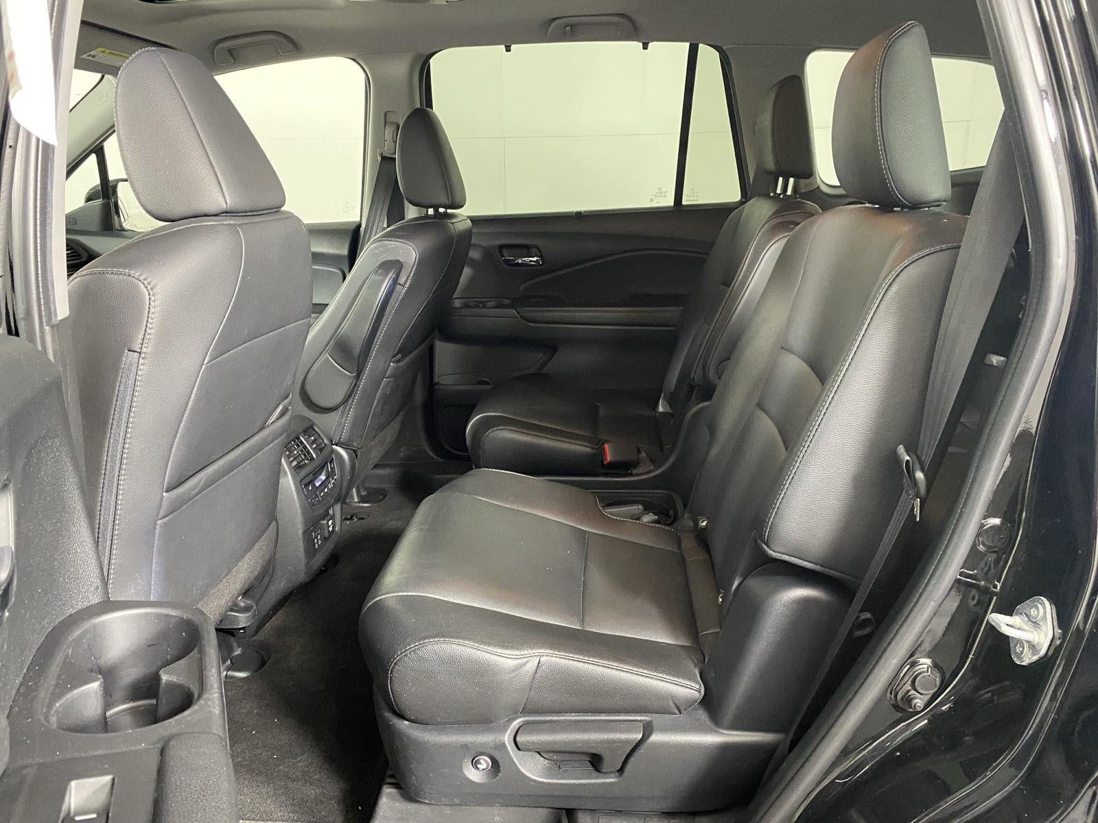 2022 Honda Pilot Touring w/Rear Captain's Chairs