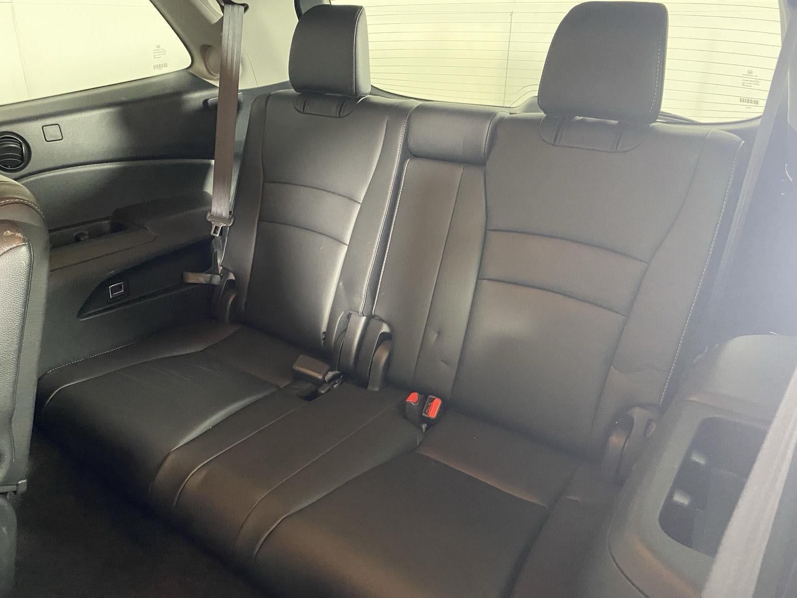 2022 Honda Pilot Touring w/Rear Captain's Chairs