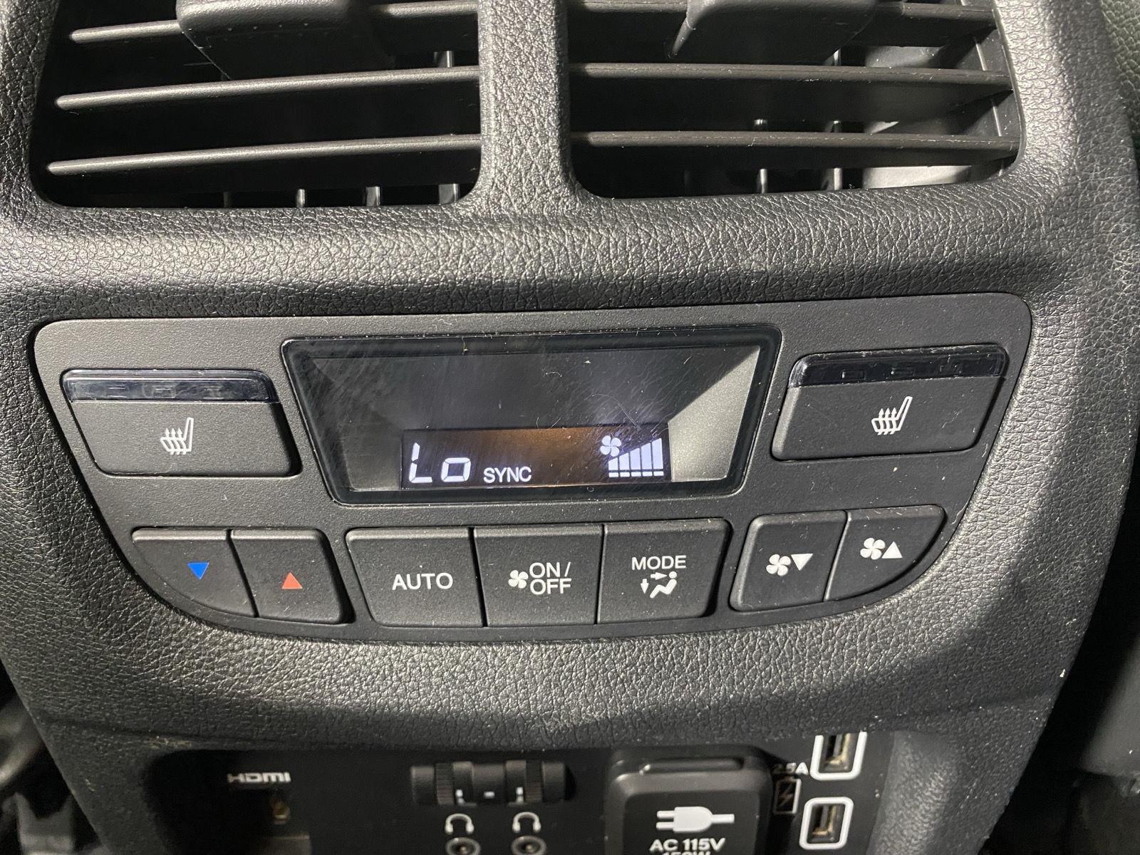 2022 Honda Pilot Touring w/Rear Captain's Chairs