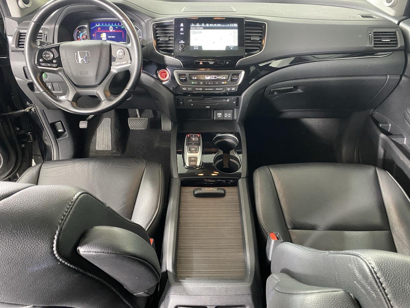 2022 Honda Pilot Touring w/Rear Captain's Chairs