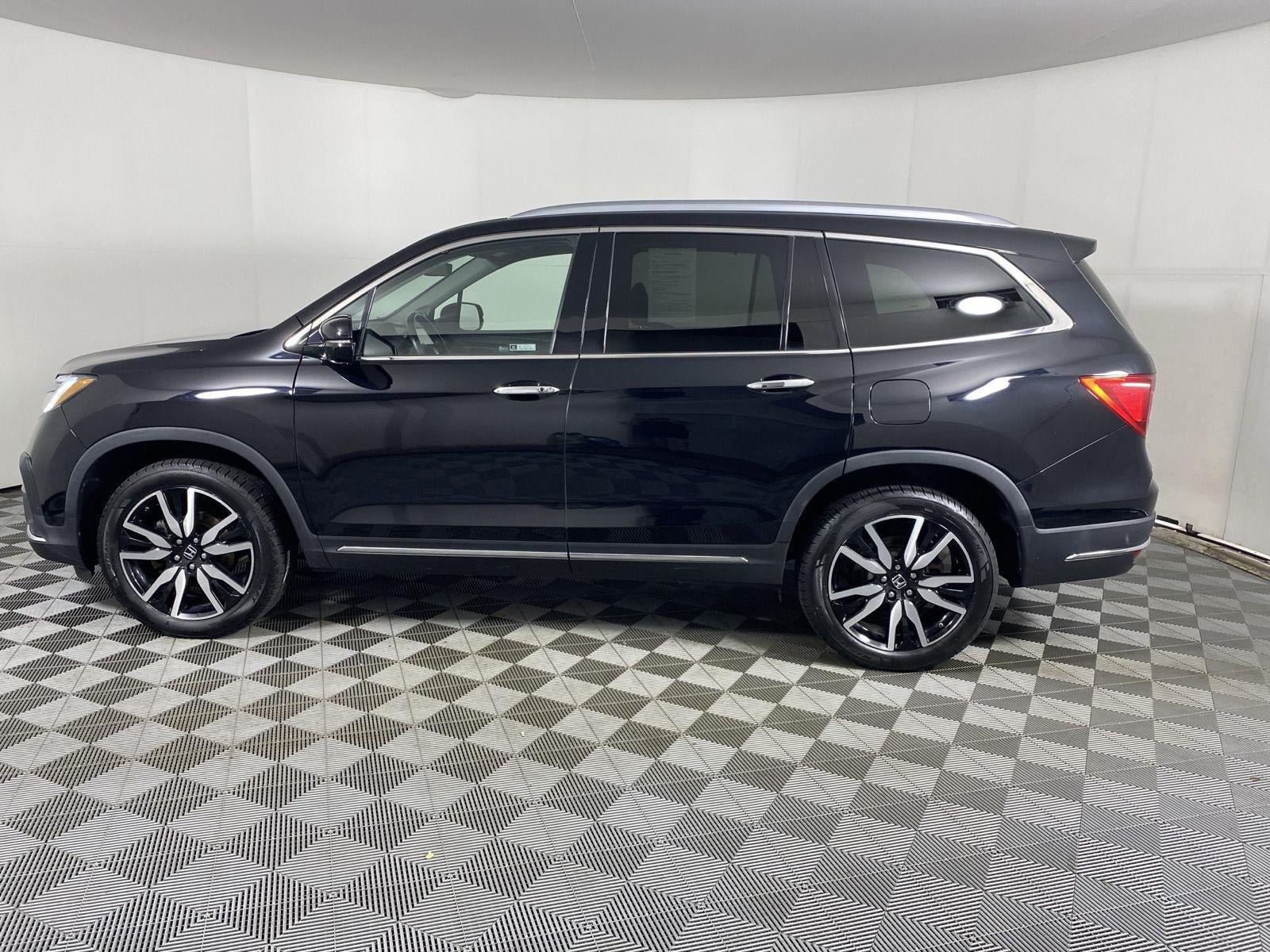 2022 Honda Pilot Touring w/Rear Captain's Chairs