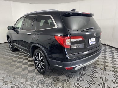 2022 Honda Pilot Touring w/Rear Captain's Chairs