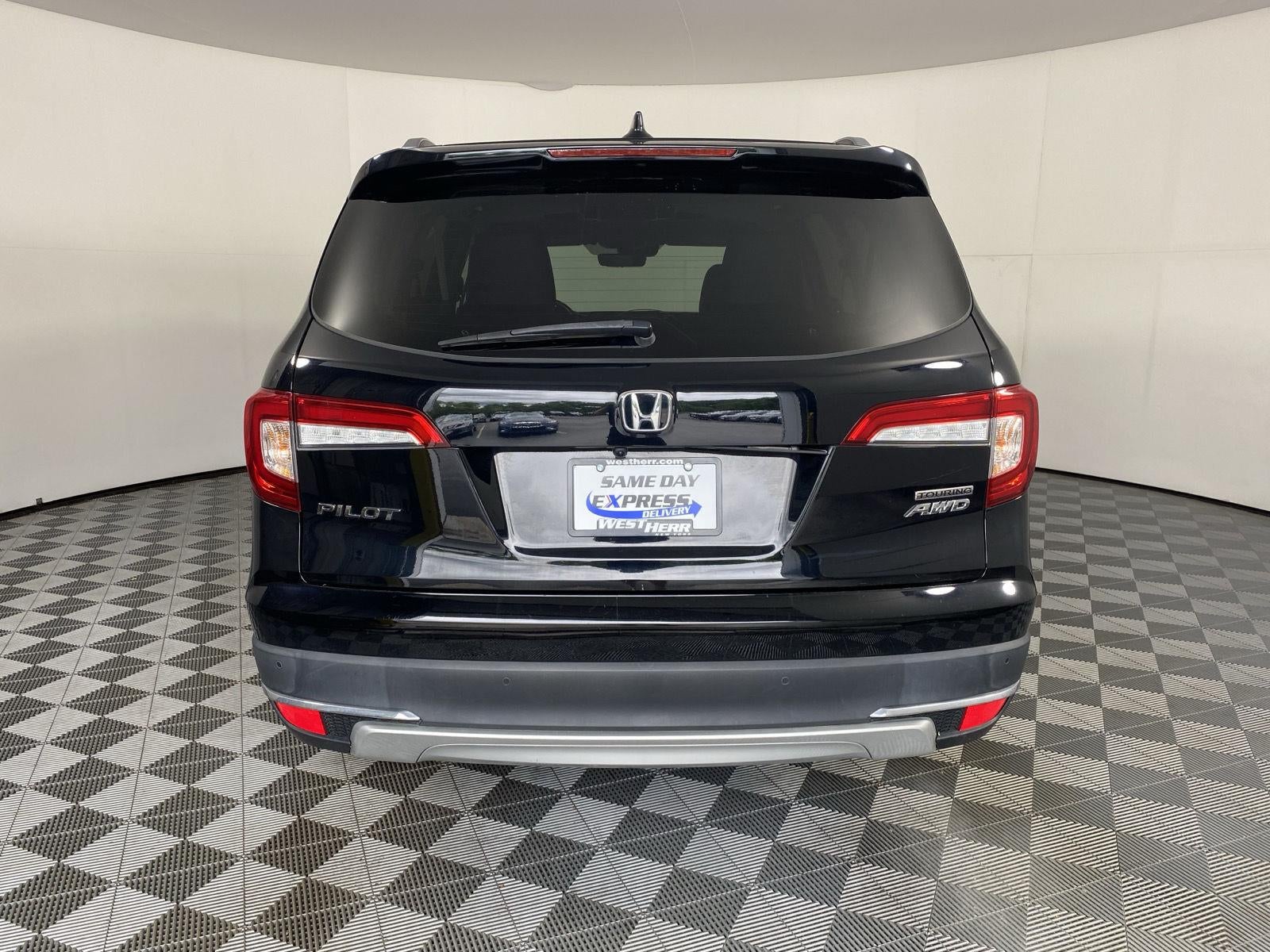 2022 Honda Pilot Touring w/Rear Captain's Chairs