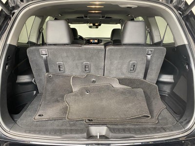 2022 Honda Pilot Touring w/Rear Captain's Chairs