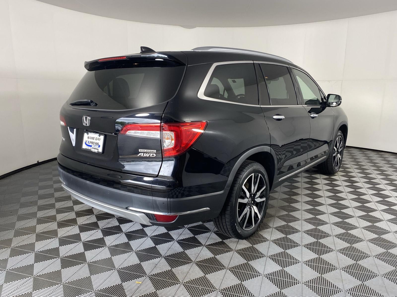 2022 Honda Pilot Touring w/Rear Captain's Chairs
