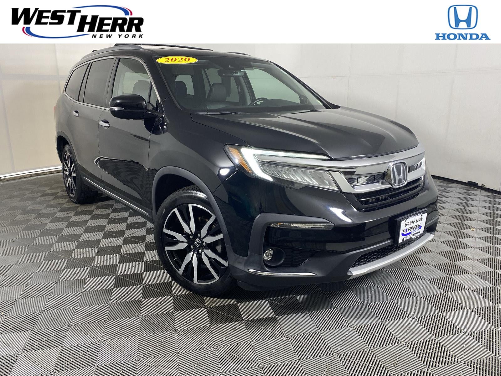 2020 Honda Pilot Touring w/Rear Captain's Chairs