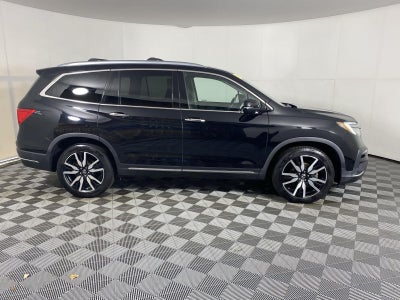 2020 Honda Pilot Touring w/Rear Captain's Chairs