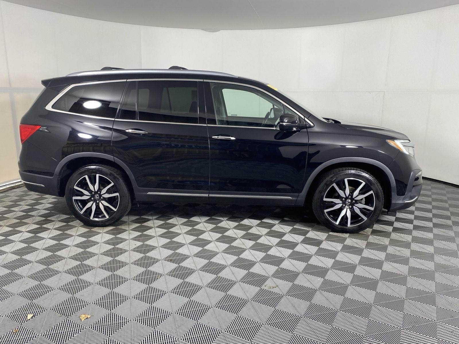 2020 Honda Pilot Touring w/Rear Captain's Chairs