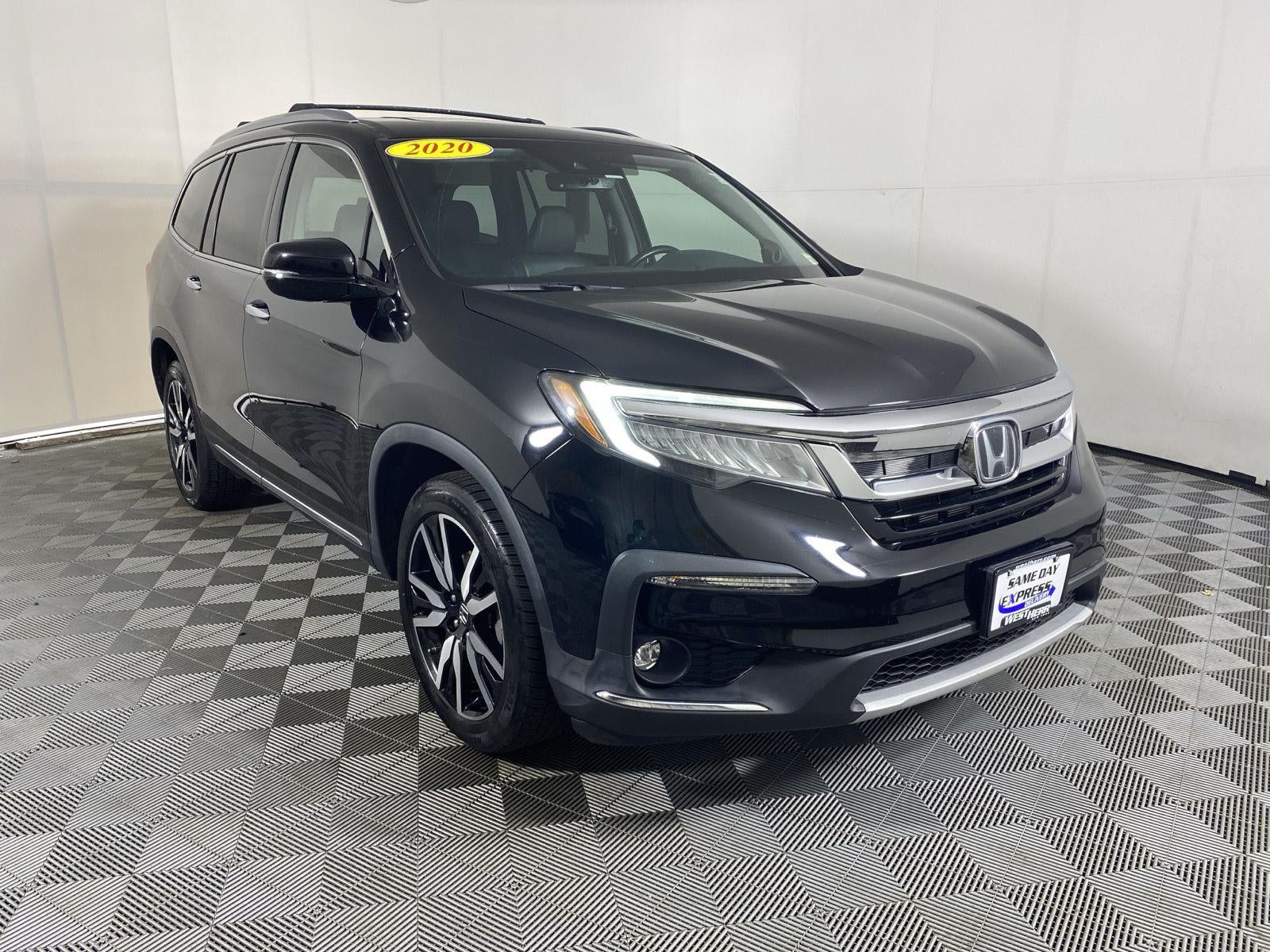 2020 Honda Pilot Touring w/Rear Captain's Chairs