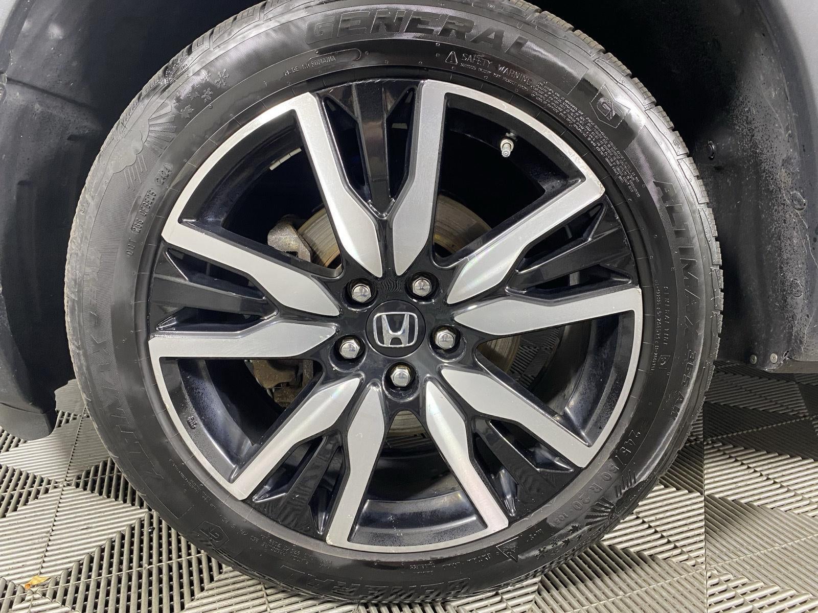 2020 Honda Pilot Touring w/Rear Captain's Chairs