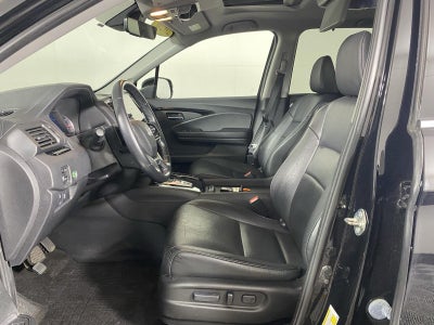 2020 Honda Pilot Touring w/Rear Captain's Chairs