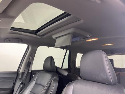 2020 Honda Pilot Touring w/Rear Captain's Chairs