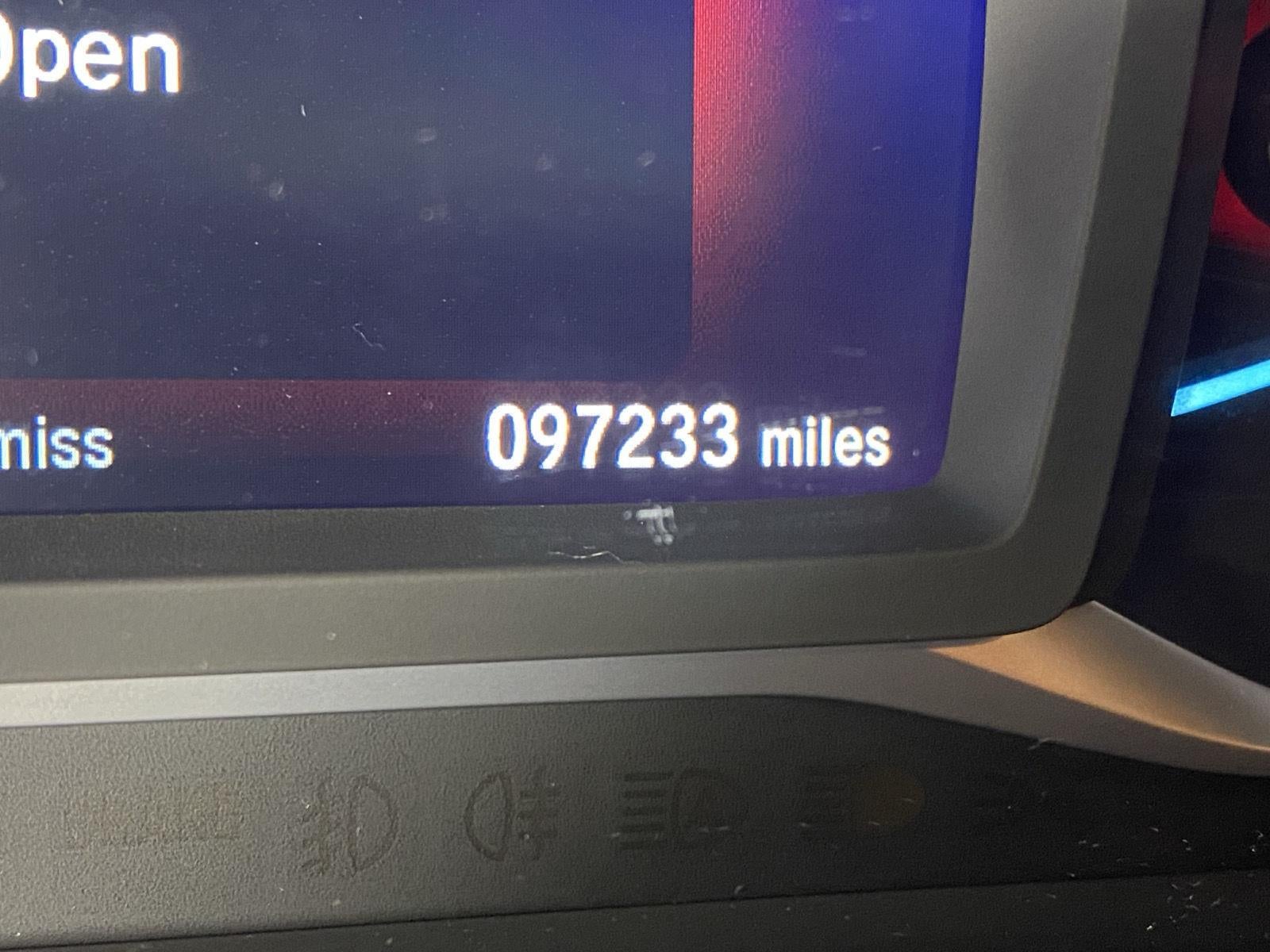 2020 Honda Pilot Touring w/Rear Captain's Chairs