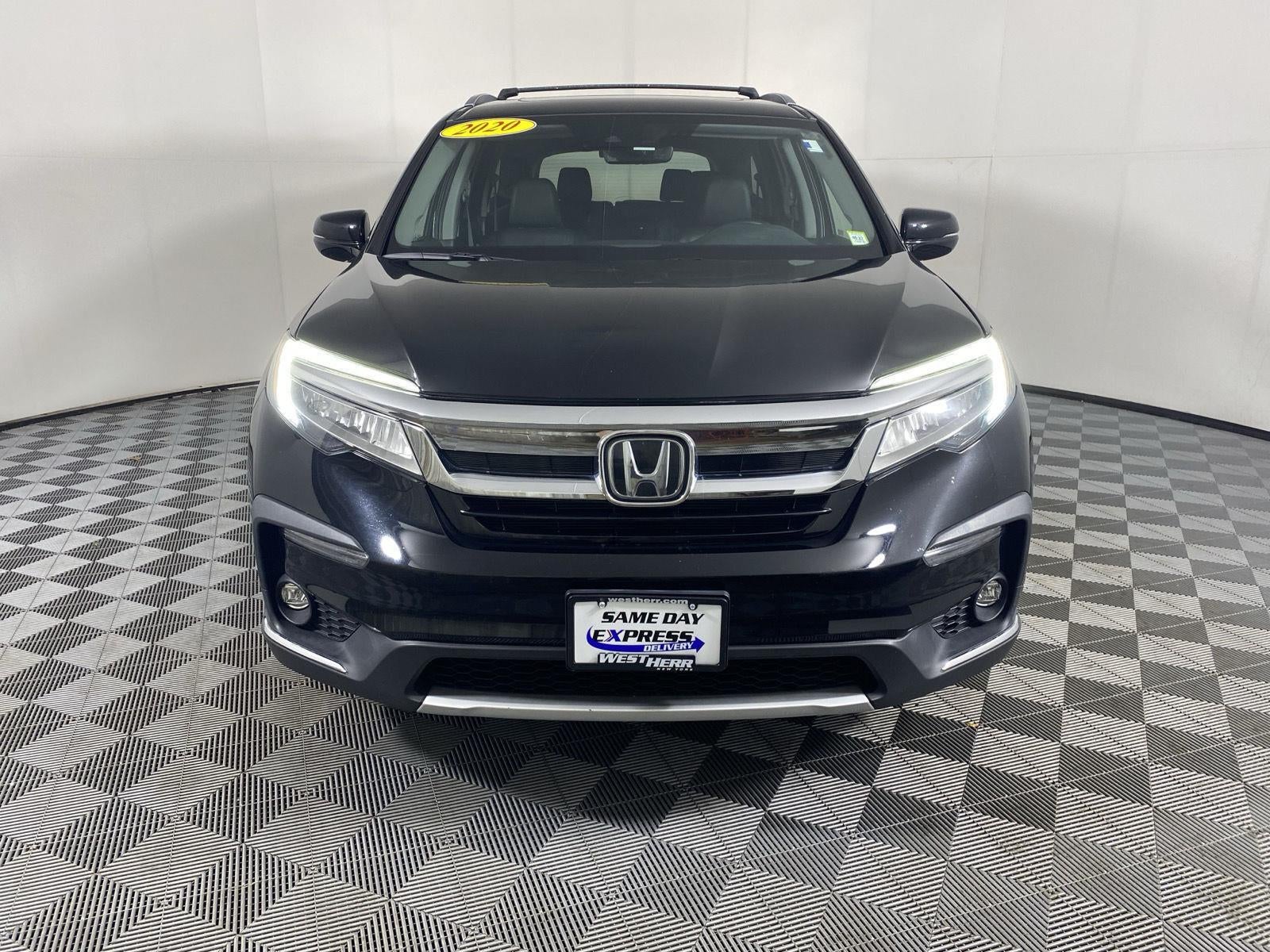 2020 Honda Pilot Touring w/Rear Captain's Chairs