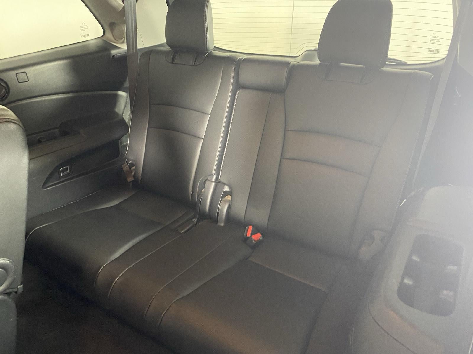 2020 Honda Pilot Touring w/Rear Captain's Chairs