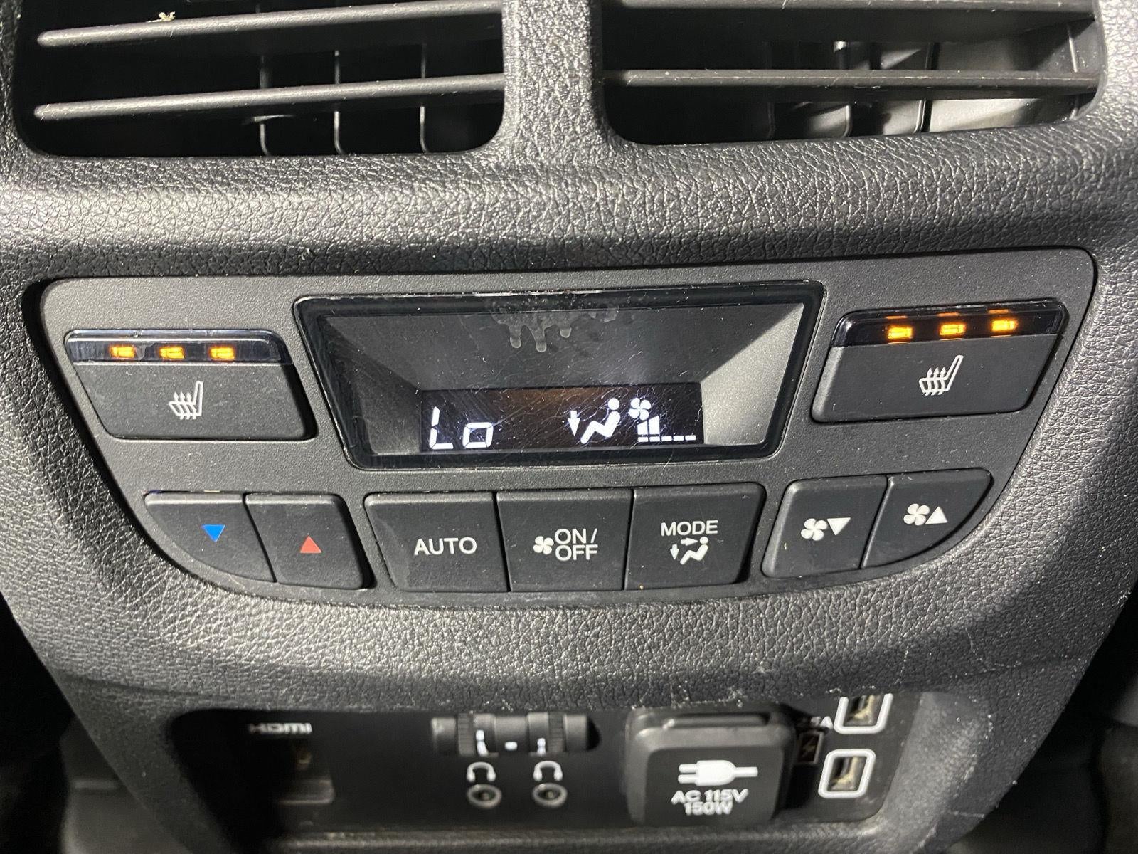 2020 Honda Pilot Touring w/Rear Captain's Chairs